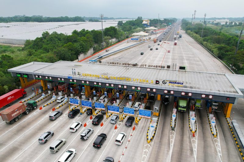 Keterangan Foto:
Suasana arus kendaraan melintas di Gerbang Tol Cikampek Utama, Bekasi. PT Jasamarga Transjawa Tol (JTT) mengoptimalkan layanan operasional dan menyiagakan sejumlah armada guna mengantisipasi lonjakan mobilitas masyarakat selama libur panjang Hari Raya Iduladha 1447H/2026.