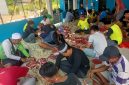 Keterangan Foto:
Panitia Kurban Masjid Baitul Makmur bersama warga RW 016 Perumahan Permata Nusa Indah Blok Diamond, Cibitung, bergotong royong melakukan proses pemotongan dan pembagian daging kurban pada perayaan Iduladha 1447 Hijriah.