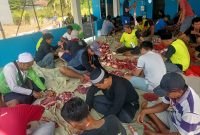 Keterangan Foto:
Panitia Kurban Masjid Baitul Makmur bersama warga RW 016 Perumahan Permata Nusa Indah Blok Diamond, Cibitung, bergotong royong melakukan proses pemotongan dan pembagian daging kurban pada perayaan Iduladha 1447 Hijriah.