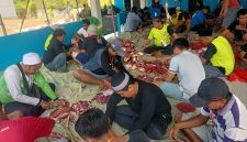 Keterangan Foto:
Panitia Kurban Masjid Baitul Makmur bersama warga RW 016 Perumahan Permata Nusa Indah Blok Diamond, Cibitung, bergotong royong melakukan proses pemotongan dan pembagian daging kurban pada perayaan Iduladha 1447 Hijriah.