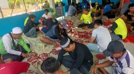 Keterangan Foto:
Panitia Kurban Masjid Baitul Makmur bersama warga RW 016 Perumahan Permata Nusa Indah Blok Diamond, Cibitung, bergotong royong melakukan proses pemotongan dan pembagian daging kurban pada perayaan Iduladha 1447 Hijriah.