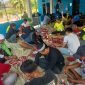 Keterangan Foto:
Panitia Kurban Masjid Baitul Makmur bersama warga RW 016 Perumahan Permata Nusa Indah Blok Diamond, Cibitung, bergotong royong melakukan proses pemotongan dan pembagian daging kurban pada perayaan Iduladha 1447 Hijriah.