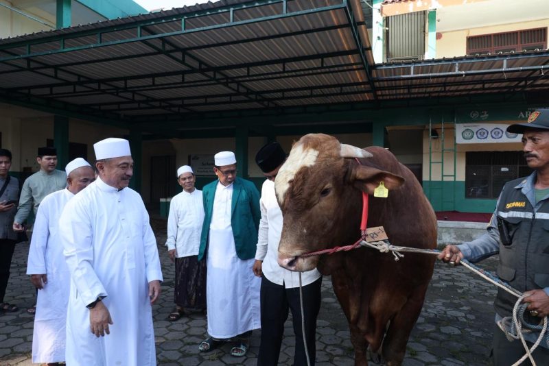 Keterangan Foto:
Plh Wali Kota Bekasi Abdul Harris Bobihoe menyerahkan secara simbolis sapi kurban bantuan Presiden RI Prabowo Subianto berbobot 1,2 ton kepada pengurus Masjid Al Mukhlisin dan masyarakat di Jatiasih, Kota Bekasi, Rabu (27/5/2026).