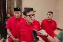 Ono Surono saat memberikan keterangan kepada awak media usai rapat konsolidasi DPC PDIP Kota Bekasi di Hotel Aston Bekasi Selatan, Rabu (6/5/2026).