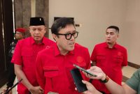 Ono Surono saat memberikan keterangan kepada awak media usai rapat konsolidasi DPC PDIP Kota Bekasi di Hotel Aston Bekasi Selatan, Rabu (6/5/2026).