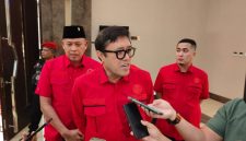 Ono Surono saat memberikan keterangan kepada awak media usai rapat konsolidasi DPC PDIP Kota Bekasi di Hotel Aston Bekasi Selatan, Rabu (6/5/2026).