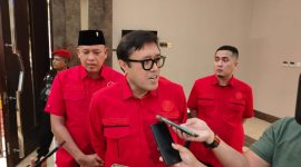 Ono Surono saat memberikan keterangan kepada awak media usai rapat konsolidasi DPC PDIP Kota Bekasi di Hotel Aston Bekasi Selatan, Rabu (6/5/2026).