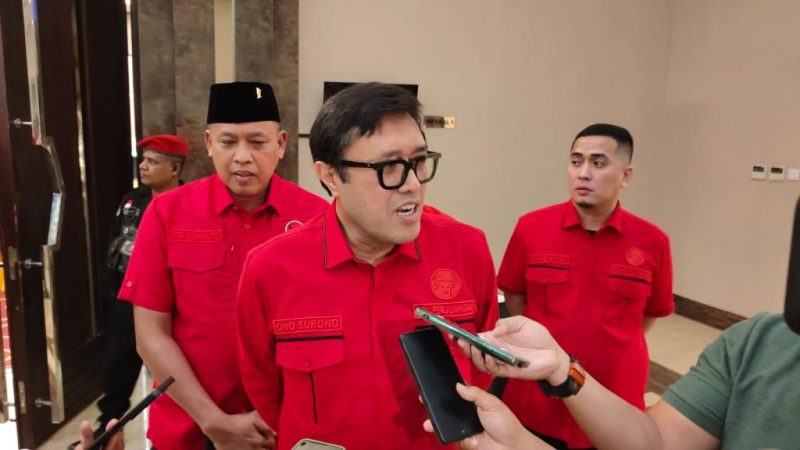 Ono Surono saat memberikan keterangan kepada awak media usai rapat konsolidasi DPC PDIP Kota Bekasi di Hotel Aston Bekasi Selatan, Rabu (6/5/2026).
