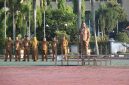 Plt Kepala BKPSDM Kabupaten Bekasi, Iwan Ridwan, memberikan arahan kepada seluruh perangkat daerah saat Apel Pagi di Plaza Pemkab Bekasi, Cikarang Pusat, Senin (18/5/2026). ASN diminta mengevaluasi dampak kenaikan BBM, taat membayar pajak kendaraan, dan menjaga kebersihan lingkungan kerja.
