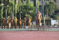 Plt Kepala BKPSDM Kabupaten Bekasi, Iwan Ridwan, memberikan arahan kepada seluruh perangkat daerah saat Apel Pagi di Plaza Pemkab Bekasi, Cikarang Pusat, Senin (18/5/2026). ASN diminta mengevaluasi dampak kenaikan BBM, taat membayar pajak kendaraan, dan menjaga kebersihan lingkungan kerja.