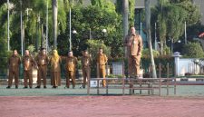 Plt Kepala BKPSDM Kabupaten Bekasi, Iwan Ridwan, memberikan arahan kepada seluruh perangkat daerah saat Apel Pagi di Plaza Pemkab Bekasi, Cikarang Pusat, Senin (18/5/2026). ASN diminta mengevaluasi dampak kenaikan BBM, taat membayar pajak kendaraan, dan menjaga kebersihan lingkungan kerja.