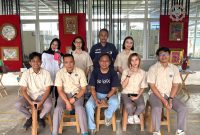 Tim FOX Lite Hotel Cikarang berfoto bersama usai mengikuti kegiatan edukasi pengelolaan limbah dan workshop daur ulang di ATMI Recycle Studio dalam rangka peringatan Earth Day 2026.