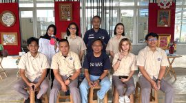 Tim FOX Lite Hotel Cikarang berfoto bersama usai mengikuti kegiatan edukasi pengelolaan limbah dan workshop daur ulang di ATMI Recycle Studio dalam rangka peringatan Earth Day 2026.