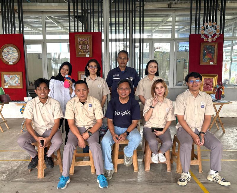 Tim FOX Lite Hotel Cikarang berfoto bersama usai mengikuti kegiatan edukasi pengelolaan limbah dan workshop daur ulang di ATMI Recycle Studio dalam rangka peringatan Earth Day 2026.