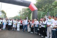Tri Adhianto bersama Abdul Harris Bobihoe melepas peserta Fun Run Lamahu 2026 pada kegiatan Car Free Day Kota Bekasi, Minggu (10/5/2026), yang berlangsung meriah dan dipadati ratusan warga.