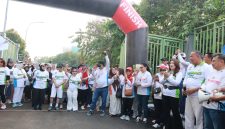 Tri Adhianto bersama Abdul Harris Bobihoe melepas peserta Fun Run Lamahu 2026 pada kegiatan Car Free Day Kota Bekasi, Minggu (10/5/2026), yang berlangsung meriah dan dipadati ratusan warga.