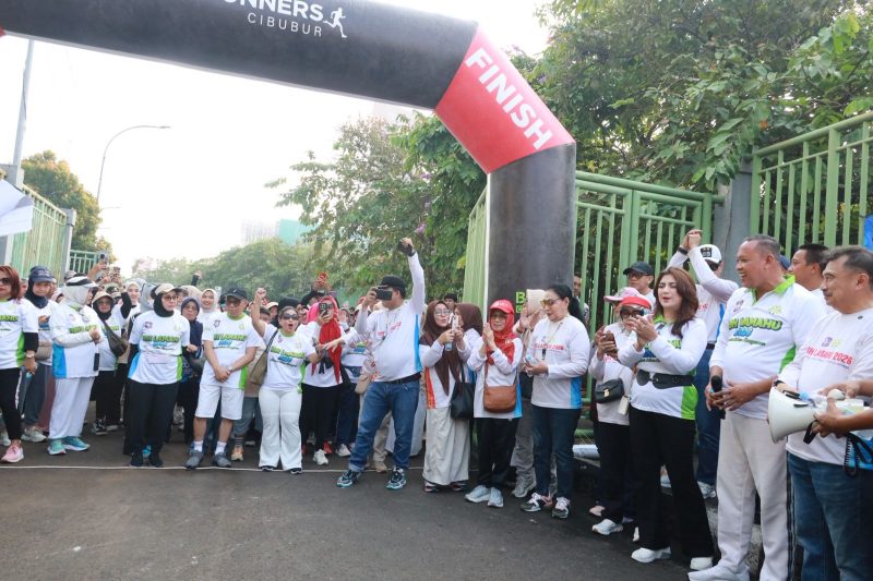 Tri Adhianto bersama Abdul Harris Bobihoe melepas peserta Fun Run Lamahu 2026 pada kegiatan Car Free Day Kota Bekasi, Minggu (10/5/2026), yang berlangsung meriah dan dipadati ratusan warga.