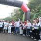 Tri Adhianto bersama Abdul Harris Bobihoe melepas peserta Fun Run Lamahu 2026 pada kegiatan Car Free Day Kota Bekasi, Minggu (10/5/2026), yang berlangsung meriah dan dipadati ratusan warga.