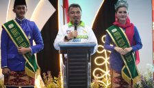 Abdul Harris Bobihoe memberikan sambutan pada acara Halal Bihalal Lamahu 2026 di Kota Bekasi, didampingi Abang dan Mpok Kota Bekasi dalam rangka mempererat harmonisasi budaya dan kebersamaan masyarakat multikultura