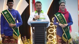 Abdul Harris Bobihoe memberikan sambutan pada acara Halal Bihalal Lamahu 2026 di Kota Bekasi, didampingi Abang dan Mpok Kota Bekasi dalam rangka mempererat harmonisasi budaya dan kebersamaan masyarakat multikultura