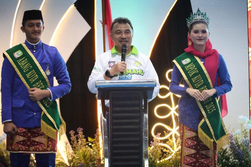 Abdul Harris Bobihoe memberikan sambutan pada acara Halal Bihalal Lamahu 2026 di Kota Bekasi, didampingi Abang dan Mpok Kota Bekasi dalam rangka mempererat harmonisasi budaya dan kebersamaan masyarakat multikultura