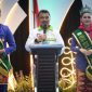 Abdul Harris Bobihoe memberikan sambutan pada acara Halal Bihalal Lamahu 2026 di Kota Bekasi, didampingi Abang dan Mpok Kota Bekasi dalam rangka mempererat harmonisasi budaya dan kebersamaan masyarakat multikultura