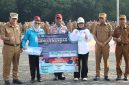 Sekda Kota Bekasi Junaedi bersama jajaran melepas Tim Terpadu Penyelenggaraan Kurban 2026 sekaligus menunjukkan alat pemeriksaan kesehatan hewan kurban pada apel pagi di Plaza Pemerintah Kota Bekasi, Senin (11/5/2026).