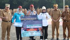 Sekda Kota Bekasi Junaedi bersama jajaran melepas Tim Terpadu Penyelenggaraan Kurban 2026 sekaligus menunjukkan alat pemeriksaan kesehatan hewan kurban pada apel pagi di Plaza Pemerintah Kota Bekasi, Senin (11/5/2026).
