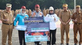 Sekda Kota Bekasi Junaedi bersama jajaran melepas Tim Terpadu Penyelenggaraan Kurban 2026 sekaligus menunjukkan alat pemeriksaan kesehatan hewan kurban pada apel pagi di Plaza Pemerintah Kota Bekasi, Senin (11/5/2026).