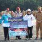 Sekda Kota Bekasi Junaedi bersama jajaran melepas Tim Terpadu Penyelenggaraan Kurban 2026 sekaligus menunjukkan alat pemeriksaan kesehatan hewan kurban pada apel pagi di Plaza Pemerintah Kota Bekasi, Senin (11/5/2026).