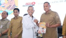 Wali Kota Bekasi Tri Adhianto menghadiri peluncuran buku panduan dan bahan ajar pendidikan antikorupsi nasional di Gedung Sasana Bhakti Praja, Kementerian Dalam Negeri, Jakarta, Senin (11/5/2026).