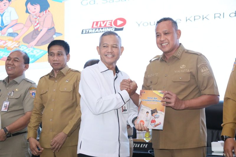 Wali Kota Bekasi Tri Adhianto menghadiri peluncuran buku panduan dan bahan ajar pendidikan antikorupsi nasional di Gedung Sasana Bhakti Praja, Kementerian Dalam Negeri, Jakarta, Senin (11/5/2026).