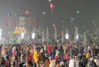 Ribuan warga memadati Plaza Patriot Chandrabhaga, Kota Bekasi, saat Festival Balon berlangsung pada Sabtu malam (16/5/2026). Puluhan balon warna-warni menghiasi area plaza dan menjadi hiburan favorit masyarakat di akhir pekan.