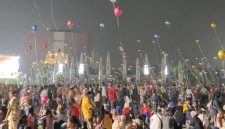 Ribuan warga memadati Plaza Patriot Chandrabhaga, Kota Bekasi, saat Festival Balon berlangsung pada Sabtu malam (16/5/2026). Puluhan balon warna-warni menghiasi area plaza dan menjadi hiburan favorit masyarakat di akhir pekan.