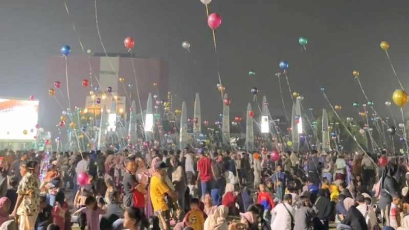 Ribuan warga memadati Plaza Patriot Chandrabhaga, Kota Bekasi, saat Festival Balon berlangsung pada Sabtu malam (16/5/2026). Puluhan balon warna-warni menghiasi area plaza dan menjadi hiburan favorit masyarakat di akhir pekan.