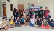 Dosen dan mahasiswa Universitas Pelita Bangsa bersama warga Perumahan KSB Grande 3, Desa Wibawamulya, Cibarusah, Kabupaten Bekasi, usai kegiatan Pengabdian Kepada Masyarakat (PKM) bertema perlindungan hewan dan edukasi kepatuhan hukum, Minggu (17/5/2026).