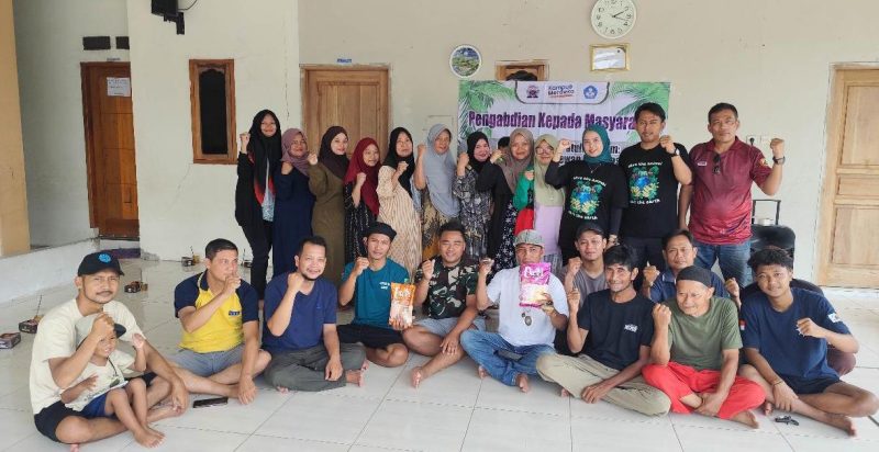 Dosen dan mahasiswa Universitas Pelita Bangsa bersama warga Perumahan KSB Grande 3, Desa Wibawamulya, Cibarusah, Kabupaten Bekasi, usai kegiatan Pengabdian Kepada Masyarakat (PKM) bertema perlindungan hewan dan edukasi kepatuhan hukum, Minggu (17/5/2026).