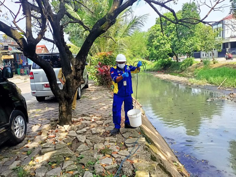 Petugas Dinas Lingkungan Hidup (DLH) Kota Bekasi melakukan pengambilan sampel air di aliran Kali Rawalumbu, Kecamatan Rawalumbu, Kota Bekasi, Senin (19/05/2026), menyusul dugaan pencemaran yang menyebabkan perubahan warna dan bau pada air kali.
