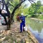 Petugas Dinas Lingkungan Hidup (DLH) Kota Bekasi melakukan pengambilan sampel air di aliran Kali Rawalumbu, Kecamatan Rawalumbu, Kota Bekasi, Senin (19/05/2026), menyusul dugaan pencemaran yang menyebabkan perubahan warna dan bau pada air kali.