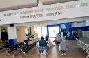 Suasana pelayanan di Kantor Badan Pendapatan Daerah (Bapenda) Kabupaten Bekasi. Bapenda menegaskan bahwa nilai transaksi Rp1 juta per meter persegi bukan merupakan ketentuan wajib dalam perhitungan BPHTB, melainkan bagian dari proses verifikasi administrasi sesuai regulasi yang berlaku.
