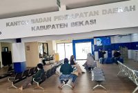 Suasana pelayanan di Kantor Badan Pendapatan Daerah (Bapenda) Kabupaten Bekasi. Bapenda menegaskan bahwa nilai transaksi Rp1 juta per meter persegi bukan merupakan ketentuan wajib dalam perhitungan BPHTB, melainkan bagian dari proses verifikasi administrasi sesuai regulasi yang berlaku.