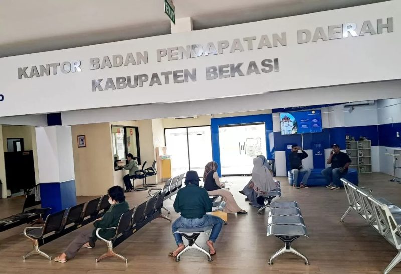 Suasana pelayanan di Kantor Badan Pendapatan Daerah (Bapenda) Kabupaten Bekasi. Bapenda menegaskan bahwa nilai transaksi Rp1 juta per meter persegi bukan merupakan ketentuan wajib dalam perhitungan BPHTB, melainkan bagian dari proses verifikasi administrasi sesuai regulasi yang berlaku.