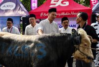 Direksi XLSMART bersama pengurus MTXLSMART menyerahkan hewan kurban dalam program Qurban Satu Rasa yang menjangkau 27 kota dan kabupaten di Indonesia. Program ini mengusung semangat 