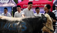 Direksi XLSMART bersama pengurus MTXLSMART menyerahkan hewan kurban dalam program Qurban Satu Rasa yang menjangkau 27 kota dan kabupaten di Indonesia. Program ini mengusung semangat 