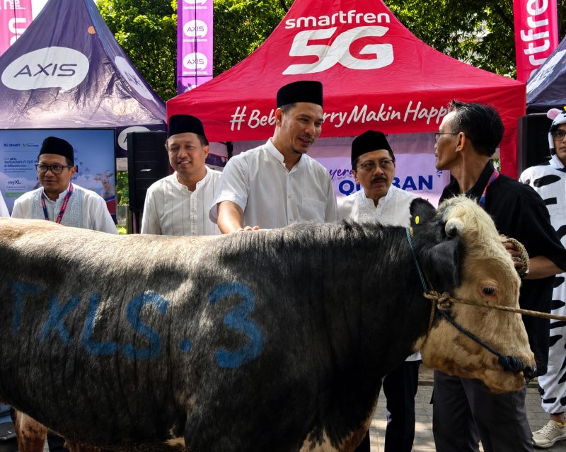 Direksi XLSMART bersama pengurus MTXLSMART menyerahkan hewan kurban dalam program Qurban Satu Rasa yang menjangkau 27 kota dan kabupaten di Indonesia. Program ini mengusung semangat 