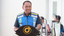 Direktur Utama PT Jasa Marga (Persero) Tbk, Rivan A. Purwantono, memberikan arahan saat memantau kesiapan operasional lalu lintas melalui Jasamarga Tollroad Command Center (JMTC). Jasa Marga mengoptimalkan pemanfaatan teknologi untuk mengantisipasi lonjakan kendaraan selama periode libur panjang Hari Raya Iduladha 1447 Hijriah.