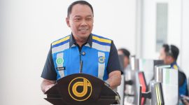 Direktur Utama PT Jasa Marga (Persero) Tbk, Rivan A. Purwantono, memberikan arahan saat memantau kesiapan operasional lalu lintas melalui Jasamarga Tollroad Command Center (JMTC). Jasa Marga mengoptimalkan pemanfaatan teknologi untuk mengantisipasi lonjakan kendaraan selama periode libur panjang Hari Raya Iduladha 1447 Hijriah.