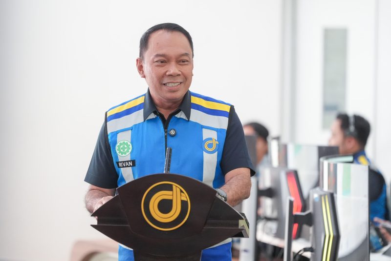 Direktur Utama PT Jasa Marga (Persero) Tbk, Rivan A. Purwantono, memberikan arahan saat memantau kesiapan operasional lalu lintas melalui Jasamarga Tollroad Command Center (JMTC). Jasa Marga mengoptimalkan pemanfaatan teknologi untuk mengantisipasi lonjakan kendaraan selama periode libur panjang Hari Raya Iduladha 1447 Hijriah.