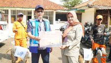 Perwakilan PT Marga Lingkar Jakarta menyerahkan hewan kurban secara simbolis kepada pengurus masjid dan tokoh masyarakat di wilayah Meruya Utara dan Meruya Selatan, Jakarta Barat, dalam rangka perayaan Iduladha 1447 Hijriah.