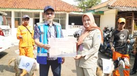 Perwakilan PT Marga Lingkar Jakarta menyerahkan hewan kurban secara simbolis kepada pengurus masjid dan tokoh masyarakat di wilayah Meruya Utara dan Meruya Selatan, Jakarta Barat, dalam rangka perayaan Iduladha 1447 Hijriah.